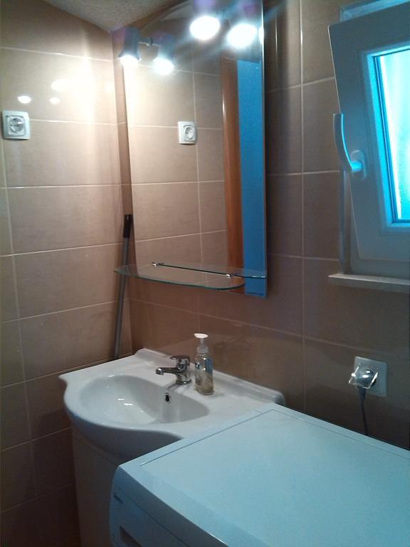 Apartments Batarilo Gornji Karin Bilik gambar